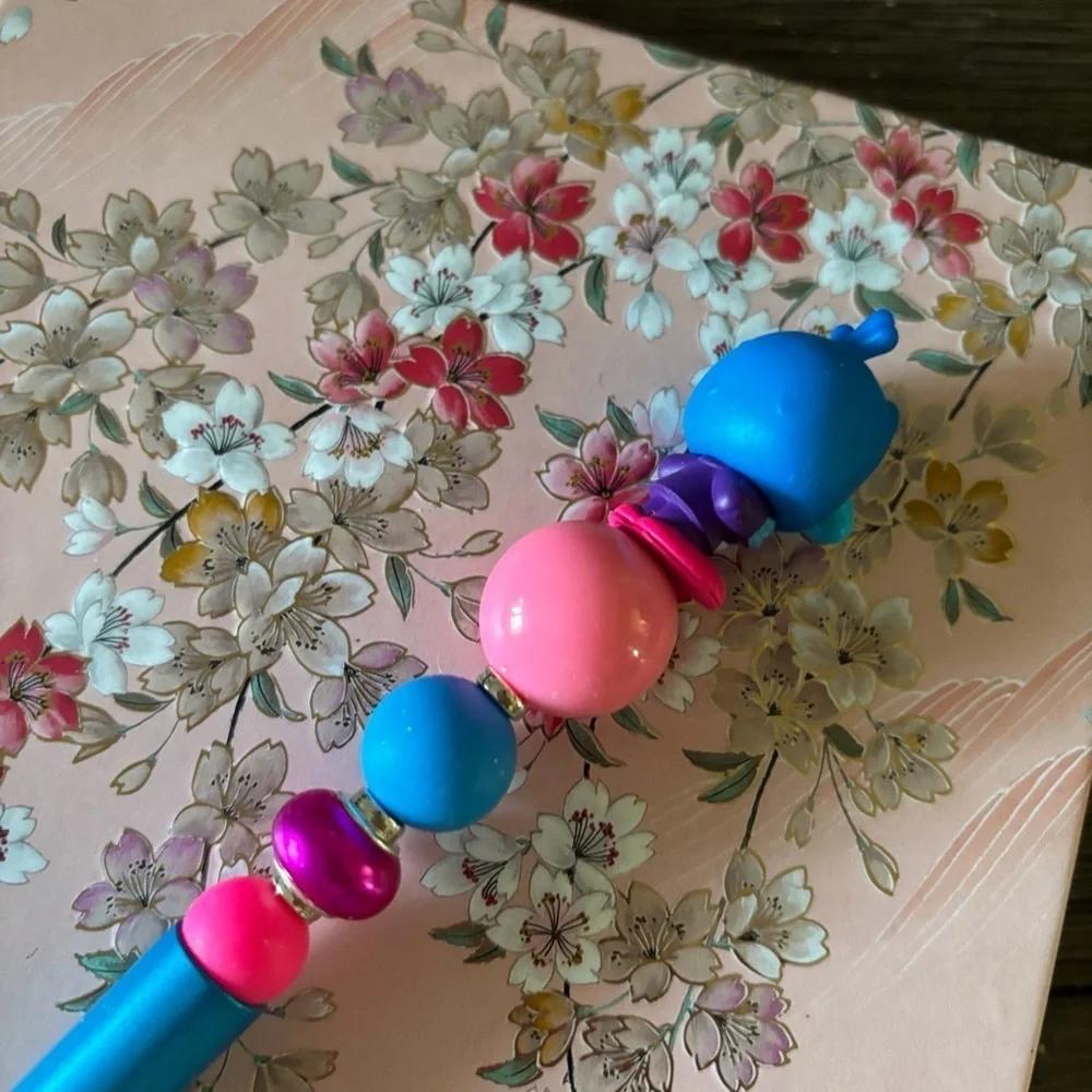 Disney Doorables: The Muppets: Gonzo (blacklight) handmade beaded pen